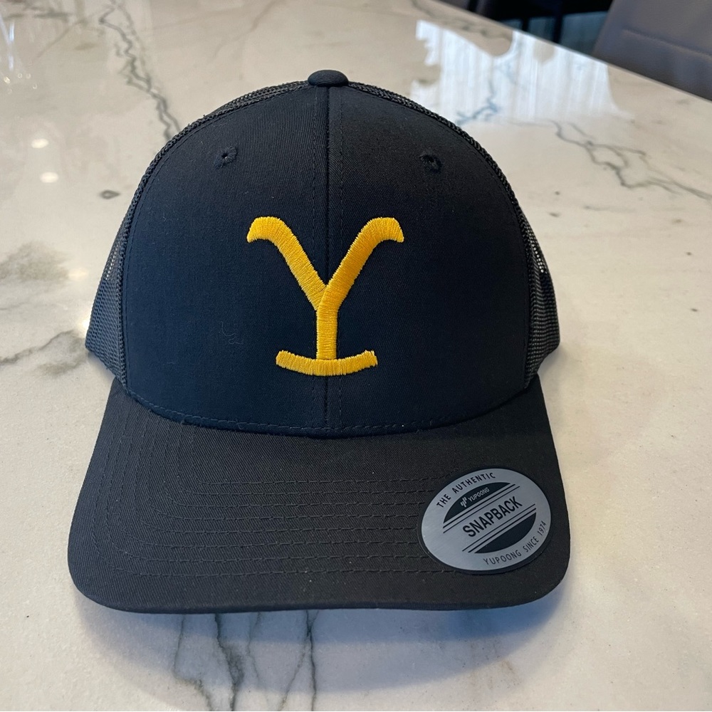 Yellowstone mesh SnapBack baseball hats, black with yellow logo